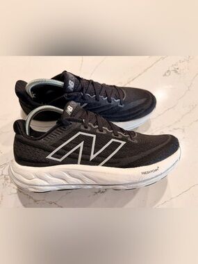 New Balance Women’s Black Fresh Foam X  Vongo V6 Size 9.5